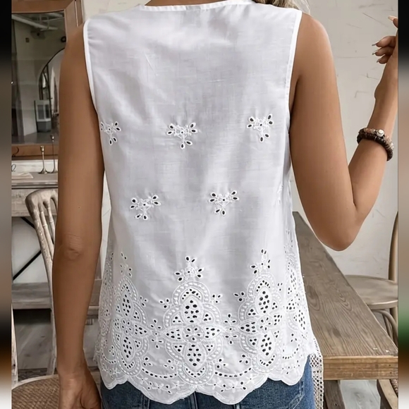 🐎 NEW! White Embroidered Sleeveless Top Large - Picture 2 of 3
